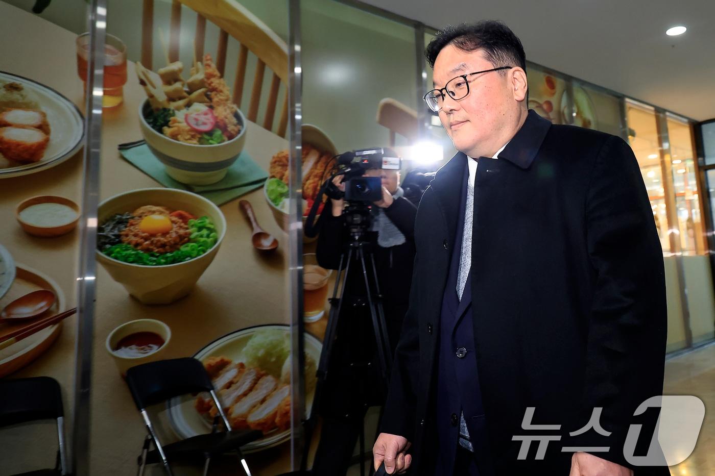 본문 이미지 - 쿠팡 사건을 무혐의 처분하도록 외압을 행사한 인물로 지목된 엄희준 광주고등검찰청 검사가 지난 9일 오전 서울 서초구 관봉권·쿠팡 상설특검팀 사무실에서 2차 피의자 조사를 받기 위해 출석하고 있다. 2026.2.9 ⓒ 뉴스1 박정호 기자