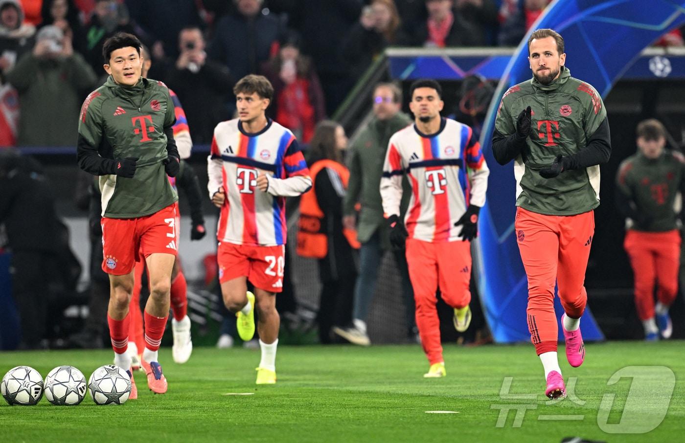 본문 이미지 - 몸 푸는 바이에른 뮌헨 수비수 김민재(왼쪽). ⓒ 로이터=뉴스1