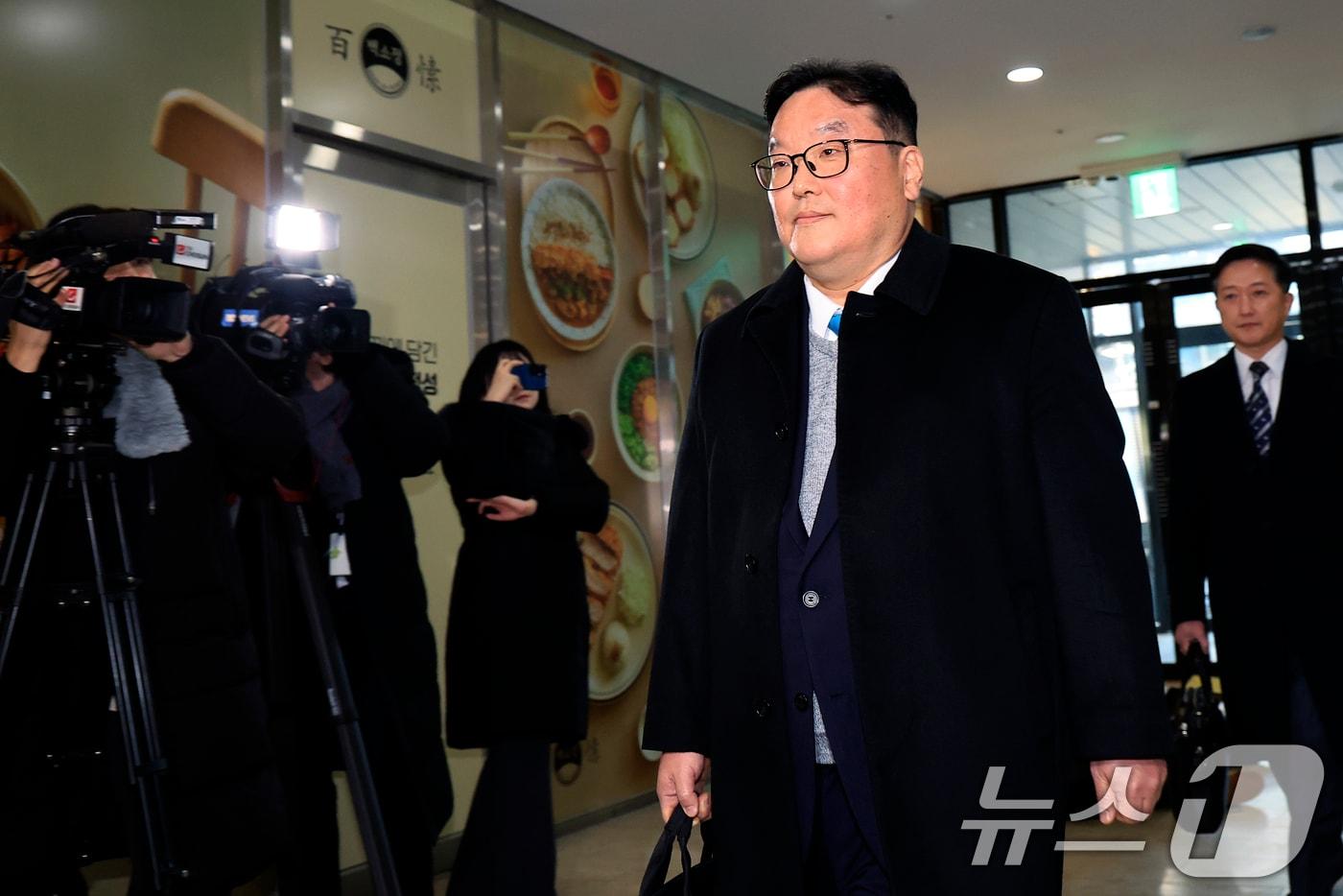 본문 이미지 - 쿠팡 사건을 무혐의 처분하도록 외압을 행사한 인물로 지목된 엄희준 광주고등검찰청 검사가 9일 오전 서울 서초구 관봉권·쿠팡 상설특검팀 사무실에서 2차 피의자 조사를 받기 위해 출석하고 있다. 2026.2.9 ⓒ 뉴스1 박정호 기자