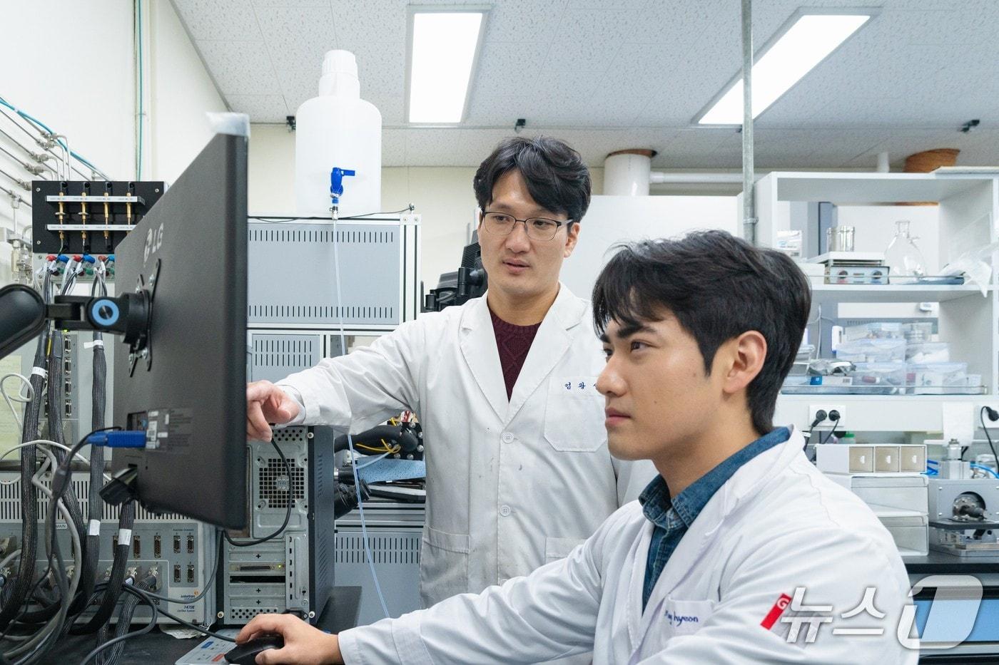 본문 이미지 - 신소재공학과 엄광섭  소장(왼쪽)과 이창현 박사과정생이 실험을 하고 있다.(지스트 제공, 재판매 및 DB 금지)/뉴스1 