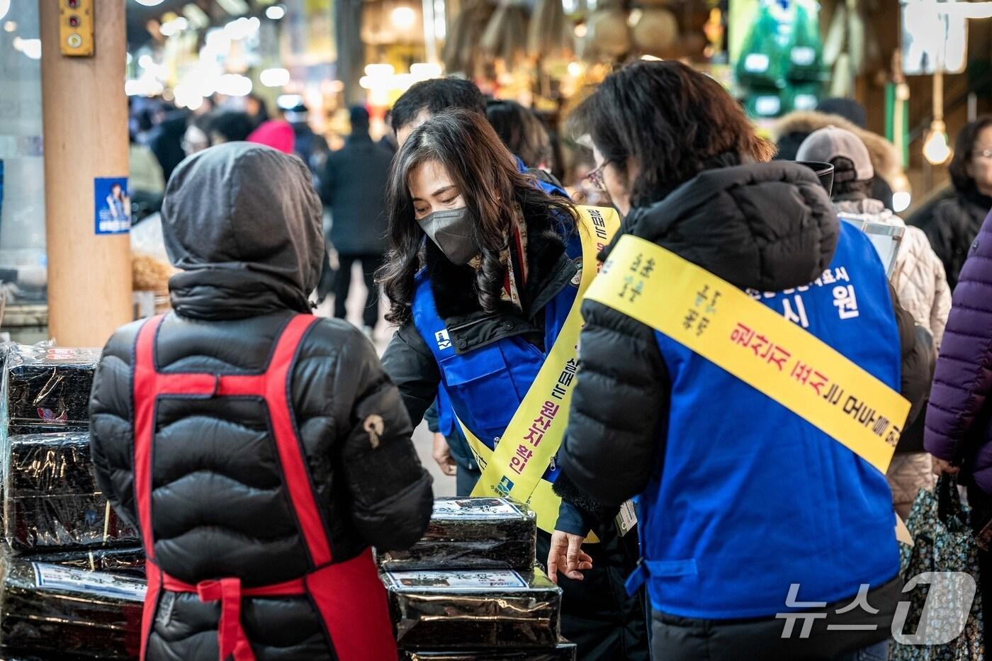 본문 이미지 - 경기 수원시 관계자들이 전통시장에서 농·축·수산물 원산지 표시 지도·점검을 하고 있다. (수원시 제공. 재판매 및 DB 금지) 2026.2.9/뉴스1