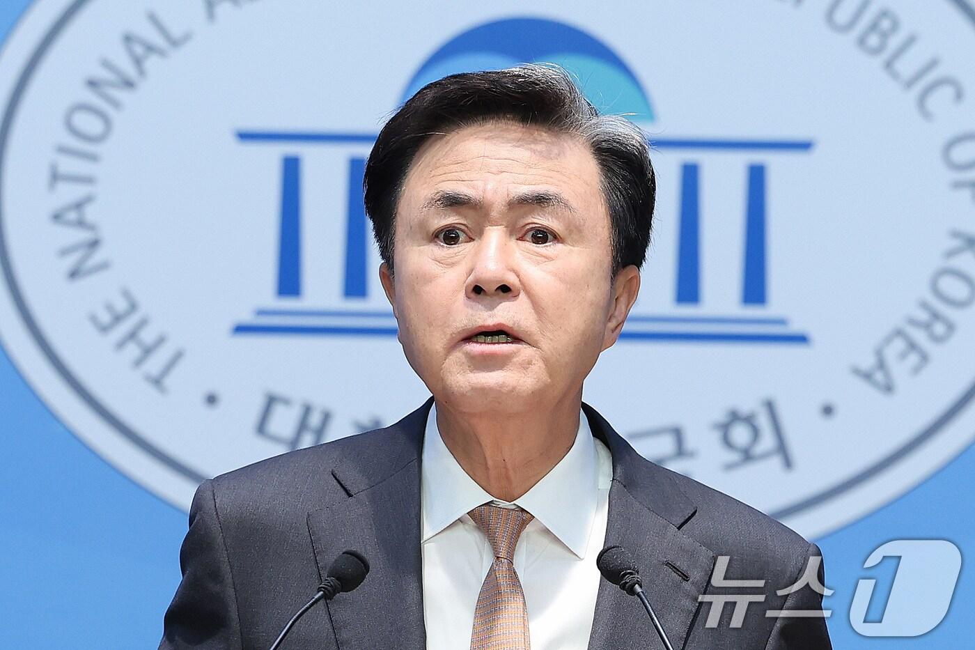 본문 이미지 - 김태흠 충남도지사가 서울 여의도 국회 소통관에서 대전·충남 행정통합 관련 기자회견을 하고 있다. ⓒ 뉴스1 신웅수 기자