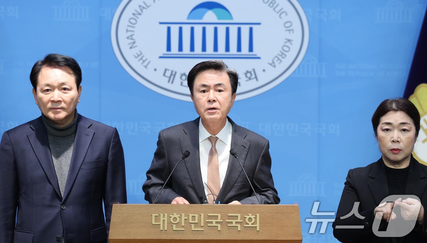 본문 이미지 - 김태흠 충남도지사가 9일 서울 여의도 국회 소통관에서 대전·충남 행정통합 관련 기자회견을 하고 있다. 2026.2.9 ⓒ 뉴스1 신웅수 기자