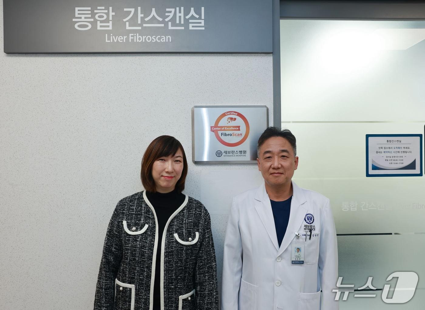 본문 이미지 - 세브란스병원 소화기내과 김승업 교수(사진 오른쪽)와 그레이스 퐁(Grace Fong) 에코센스 아시아·태평양 지역 총괄 책임자(사진 왼쪽)가 현판식에서 기념사진을 찍고 있다.(세브란스병원 제공)