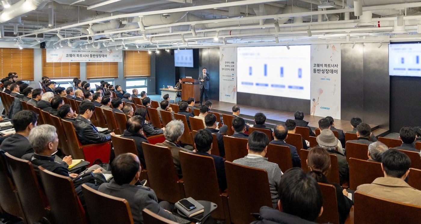 본문 이미지 - 5일 서울 구로구 코웨이 본사에서 진행된 '제4회 2026년 코웨이 파트너사 동반성장 데이'에서 김범 코웨이 구매실장이 인사말을 전하고 있다. (코웨이 제공)