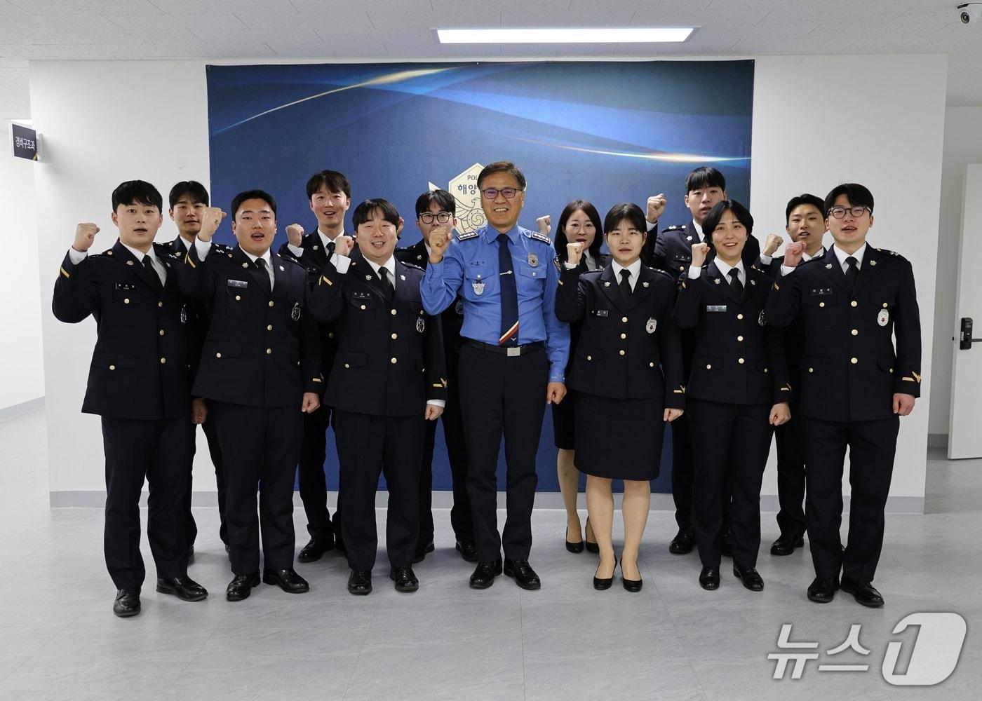 본문 이미지 - 제252기 신임경찰관 전입신고식.(강릉해경 제공, 재판매 및 DB 금지) 2026.2.9/뉴스1