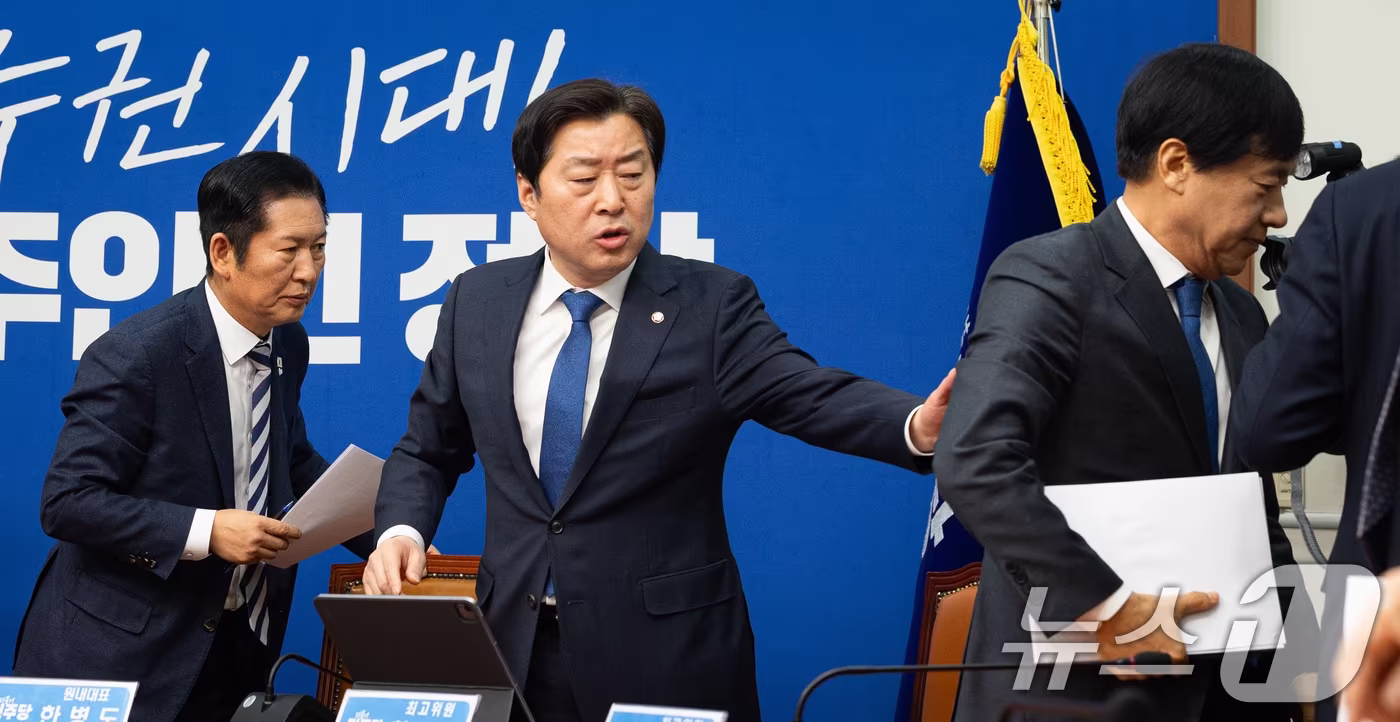 본문 이미지 - 황명선 더불어민주당 최고위원이 9일 서울 여의도 국회에서 열린 공개 최고위원회의를 마친 후 나서는 이성윤 최고위원을 붙잡고 있다. 왼쪽은 정청래 대표. 2026.2.9 ⓒ 뉴스1 유승관 기자