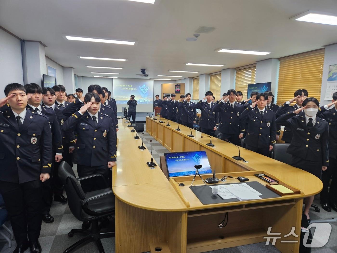 본문 이미지 - 전입신고식.(속초해경 제공, 재판매 및 DB 금지) 2026.2.9/뉴스1