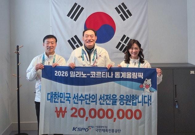 본문 이미지 - 하형주 국민체육진흥공단 이사장(왼쪽)이 2026 밀라노·코르티나담페초 동계 올림픽에 출전한 선수단에 격려금 2000만 원을 전달했다. (국민체육진흥공단 제공)