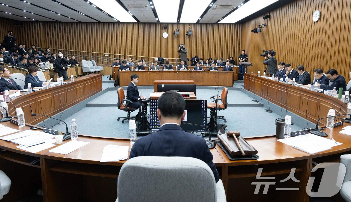 본문 이미지 - 9일 서울 여의도 국회에서 제432회국회(임시회) 행정안전위원회 행정구역 통합 관련 제정법률안에 대한 입법공청회가 진행되고 있다. 2026.2.9 ⓒ 뉴스1 이승배 기자