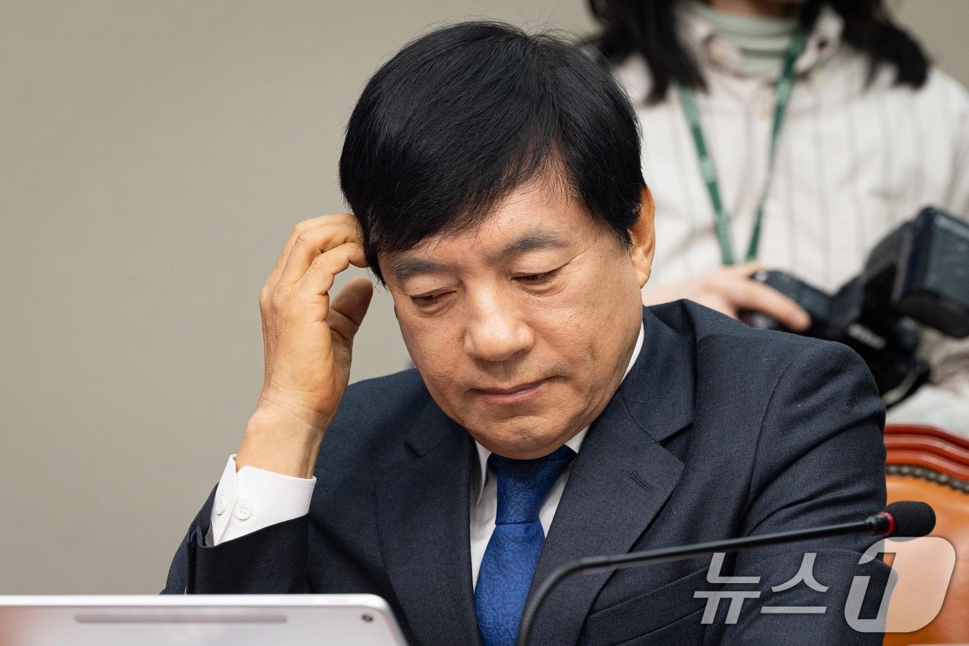 본문 이미지 - 이성윤 더불어민주당 최고위원이 9일 서울 여의도 국회에서 열린 최고위원회의에서 생각에 잠겨 있다. 2026.2.9 ⓒ 뉴스1 유승관 기자