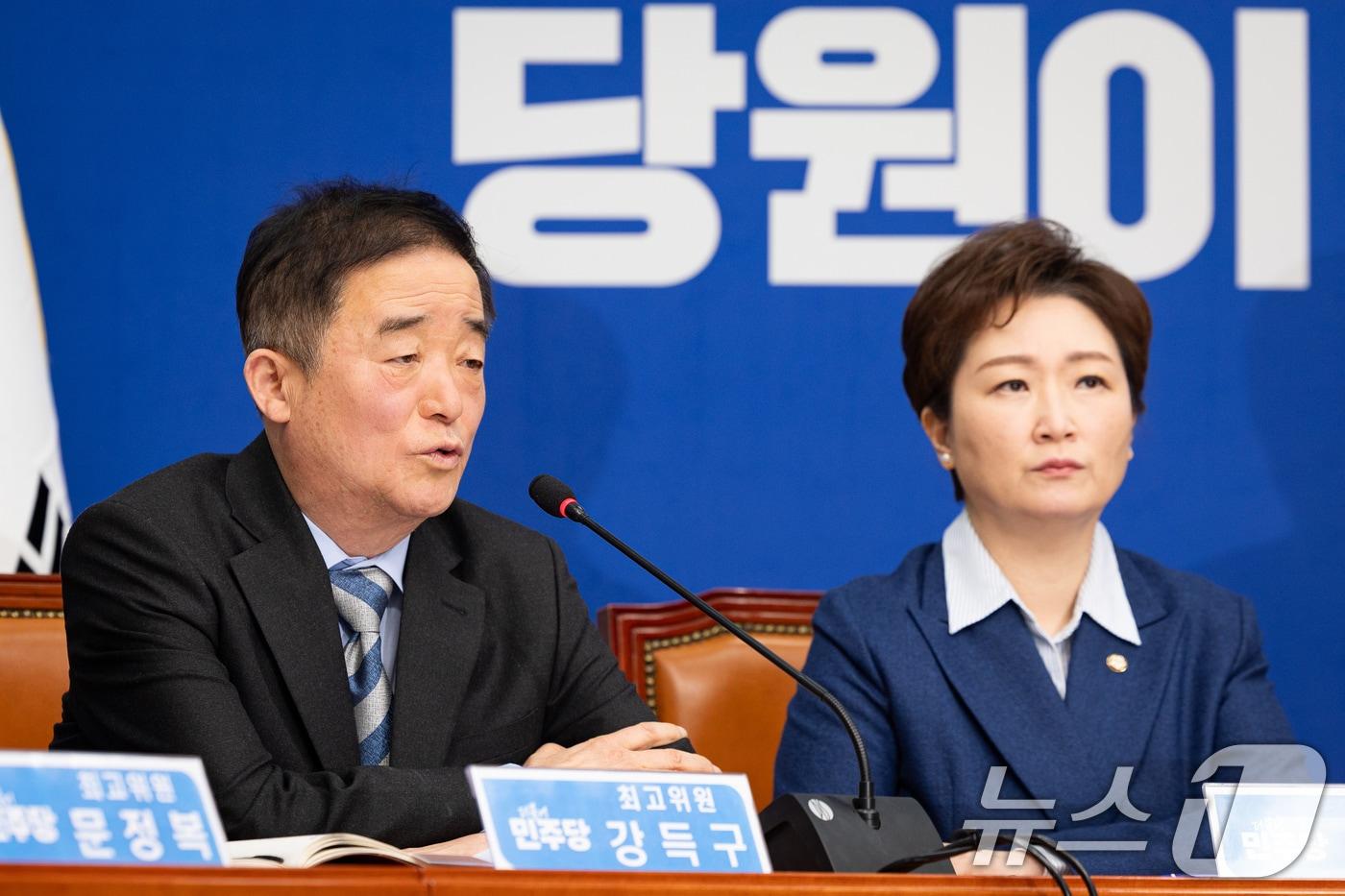 본문 이미지 - 강득구 더불어민주당 최고위원이 9일 서울 여의도 국회에서 열린 최고위원회의에서 모두 발언을 하고 있다. 강 최고위원은 이언주 최고위원(오른쪽)과 함께 정청래 대표의 '조국혁신당과의 통합' 제안에 반대 목소리를 내고 있다. 2026.2.9 ⓒ 뉴스1 유승관 기자