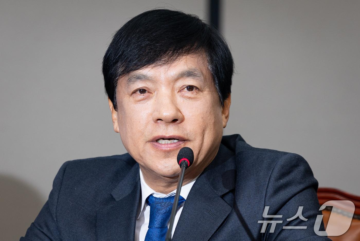 본문 이미지 - 이성윤 더불어민주당 최고위원이 9일 서울 여의도 국회에서 열린 최고위원회의에서 모두 발언을 하고 있다. 2026.2.9 ⓒ 뉴스1 유승관 기자