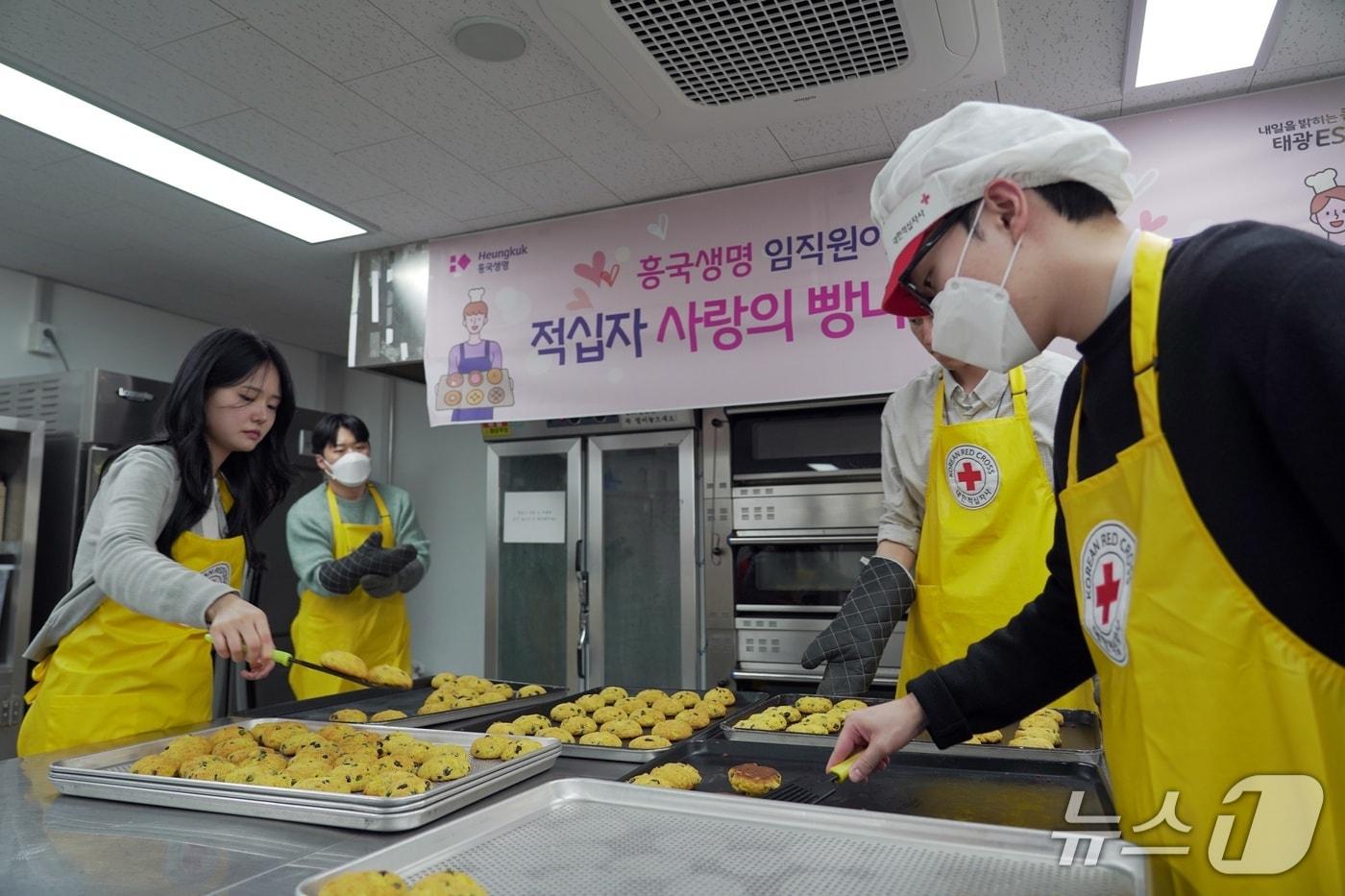 본문 이미지 - 지난 6일 서울시 종로구에 위치한 대한적십자사 종로빵나눔터에서 흥국생명 인턴사원들이 지역 취약계층을 위한 빵 만들기 봉사활동을 진행하고 있다/사진제공=흥국생명