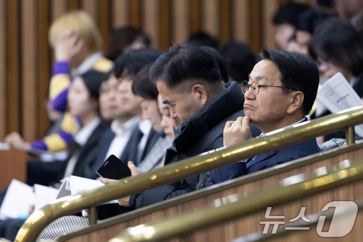본문 이미지 - 9일 서울 여의도 국회에서 열린 제432회국회(임시회) 행정안전위원회 행정구역 통합 관련 제정법률안에 대한 입법공청회에서 강기정 광주시장이 방청석에서 공청회를 지켜보고 있다. 2026.2.9 ⓒ 뉴스1 이승배 기자