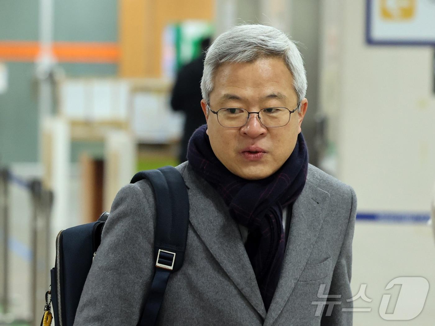 본문 이미지 - 조국혁신당 내 성 비위 의혹을 받는 김보협 전 당 수석대변인이 9일 오전 서울 서초구 서울중앙지방법원에서 열린 첫 공판에 출석하고 있다. 2026.2.9 ⓒ 뉴스1 황기선 기자