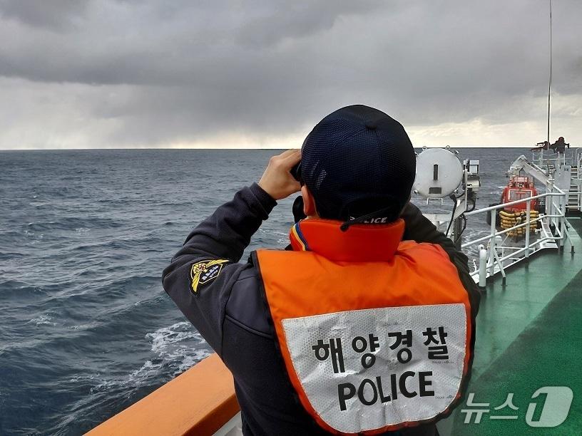 본문 이미지 - 동해해경이 독도 남동방 46km 해상에서 해상 추락한 선원을 수색하고 있다.(동해해경 제공, 재판매 및 DB 금지) 2026.2.9/뉴스1