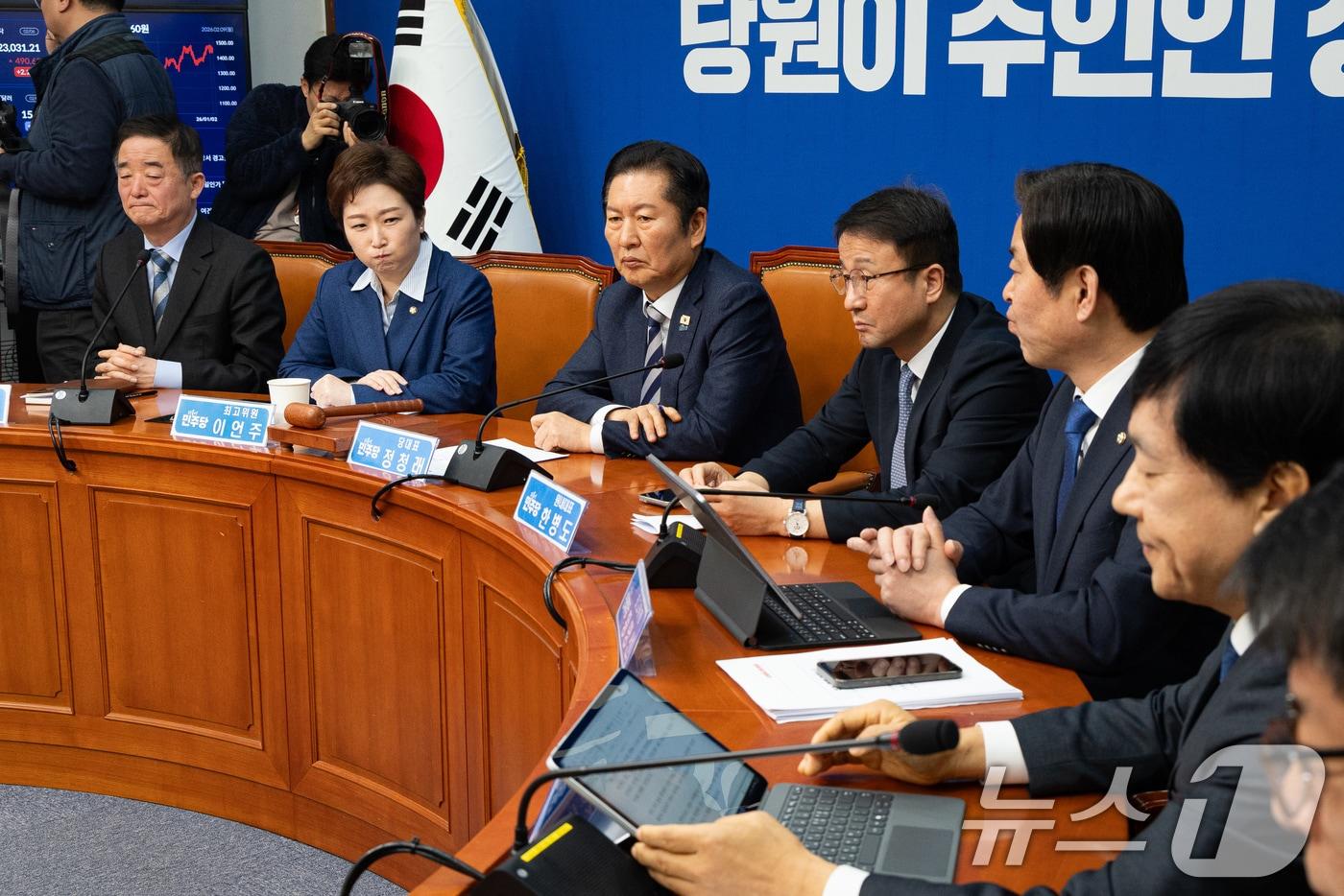 본문 이미지 - 정청래 더불어민주당 대표와 이언주 최고위원을 비롯한 지도부가 9일 서울 여의도 국회에서 열린 최고위원회의에서 이성윤 최고위원의 모두발언을 지켜보고 있다. 2026.2.9 ⓒ 뉴스1 유승관 기자