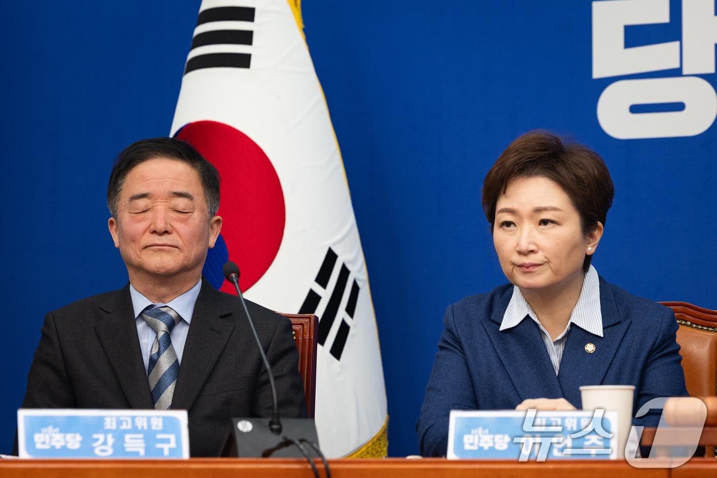 본문 이미지 - 지난 2월 9일 서울 여의도 국회에서 열린 최고위원회의에서 굳은 표정을 짓고 있는 강득구, 이언주 최고위원.  2026.2.9 ⓒ 뉴스1 유승관 기자