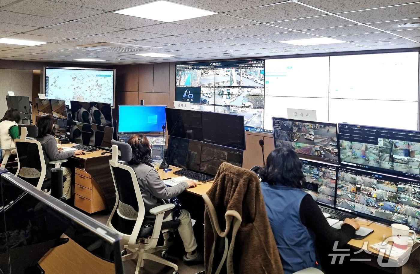 본문 이미지 - 대구 달서구 CCTV 통합관제센터 근무자들이 CCTV를 통해 골목 구석구석까지 모니터링하고 있다.(달서구 제공. 재판매 및 DB 금지)