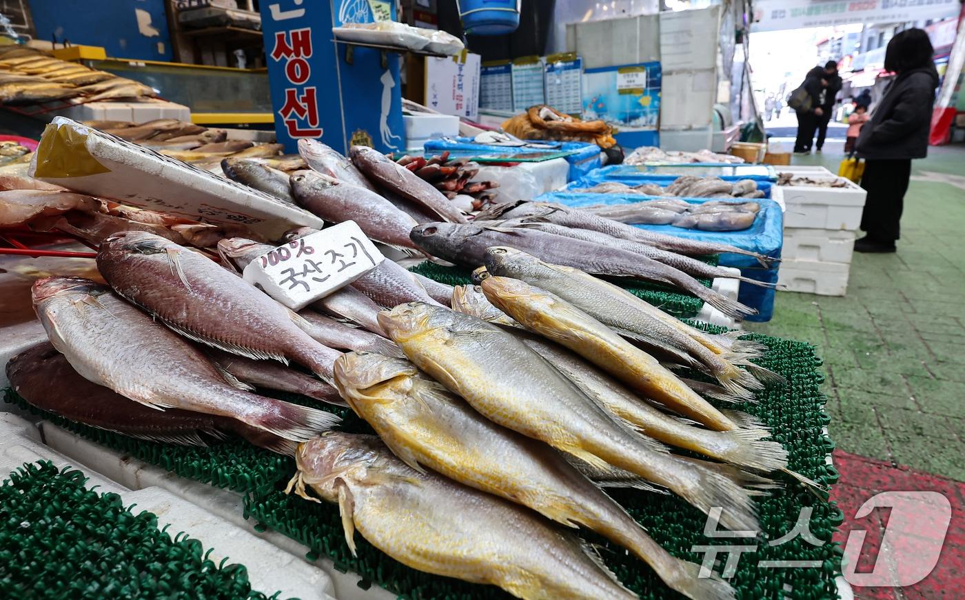 본문 이미지 - 설을 앞둔 9일 서울 마포구 망원시장에서 시민들이 장을 보고 있다.  서울시농수산식품공사가 9일 발표한 대형마트, 전통시장, 가락시장(가락몰) 등 25곳을 조사한 '설 차례상 차림 비용'을 보면 올해 설 전통시장 구매비용은 23만3782원으로 전년 대비 4.3% 상승했고 대형마트는 27만1228원으로 4.8% 올랐다. 2026.2.9 ⓒ 뉴스1 김도우 기자