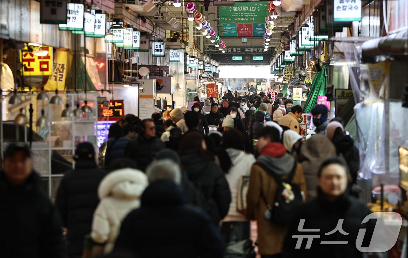 본문 이미지 - 설을 앞둔 9일 서울 마포구 망원시장에서 시민들이 장을 보고 있다. 2026.2.9 ⓒ 뉴스1 김도우 기자