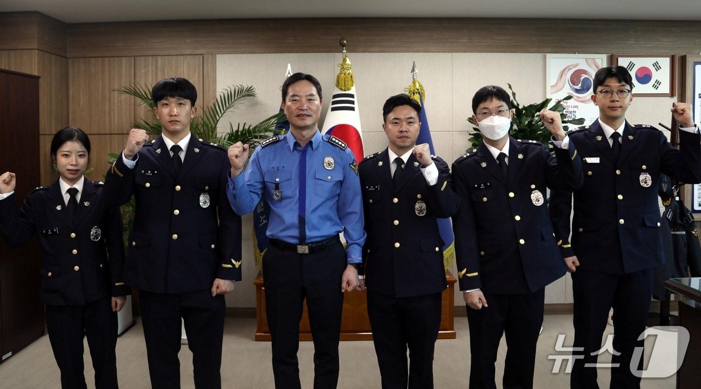 본문 이미지 - 이근영 보령해양경찰서장(왼쪽 세번째)이 신임 경찰관 임용 신고식 후 기념촬영 중인 모습. (보령해경 제공, 재판매 및 DB금지) / 뉴스1 