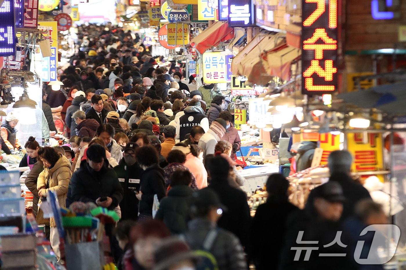 본문 이미지 - 지난달 설 연휴를 앞둔 부산 부전시장 모습 ⓒ 뉴스1 윤일지 기자