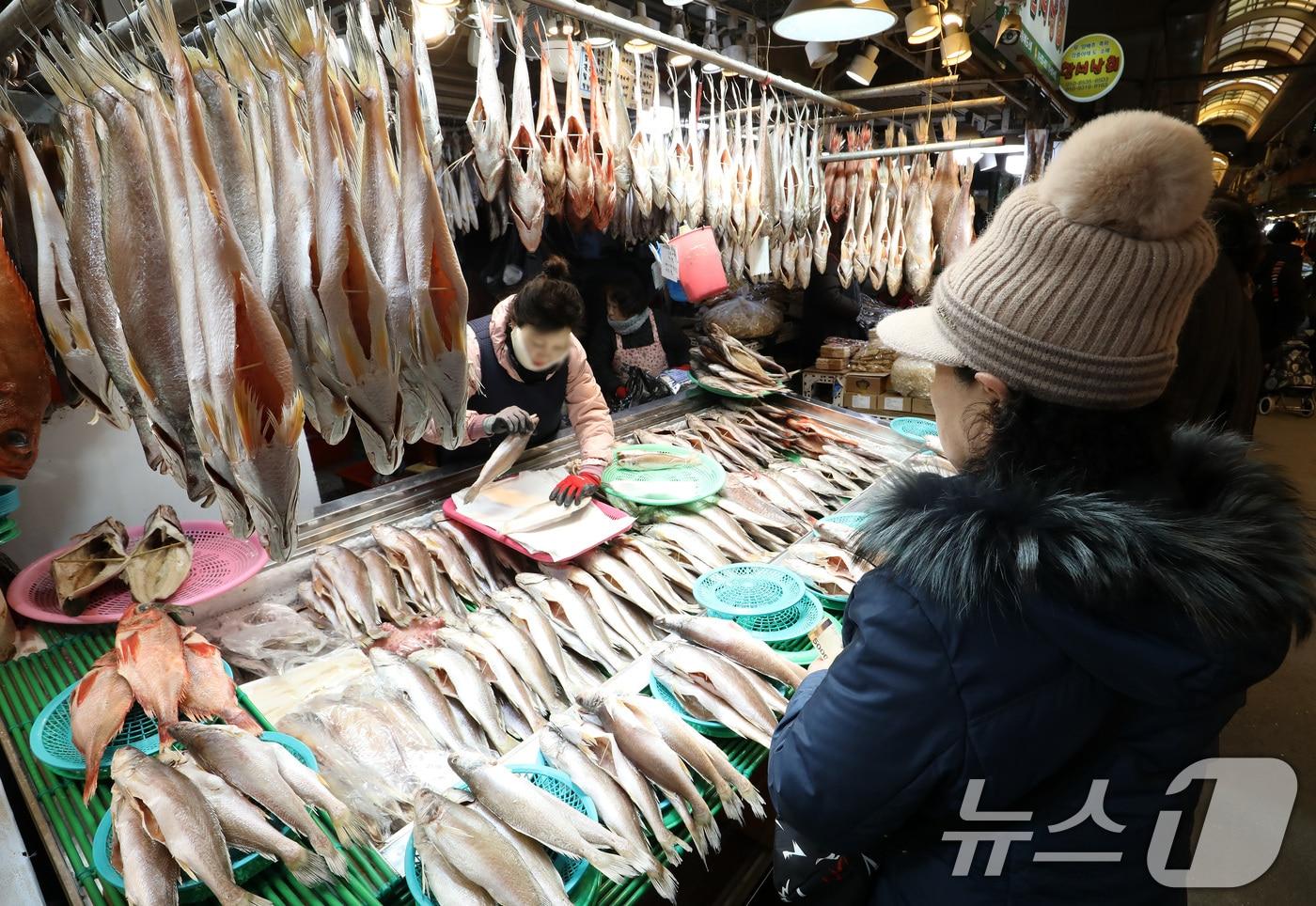 본문 이미지 - 설 연휴를 앞둔 9일 부산 부산진구 부전시장에서 시민들이 명절 제수용품을 구입하고 있다. 2026.2.9 ⓒ 뉴스1 윤일지 기자