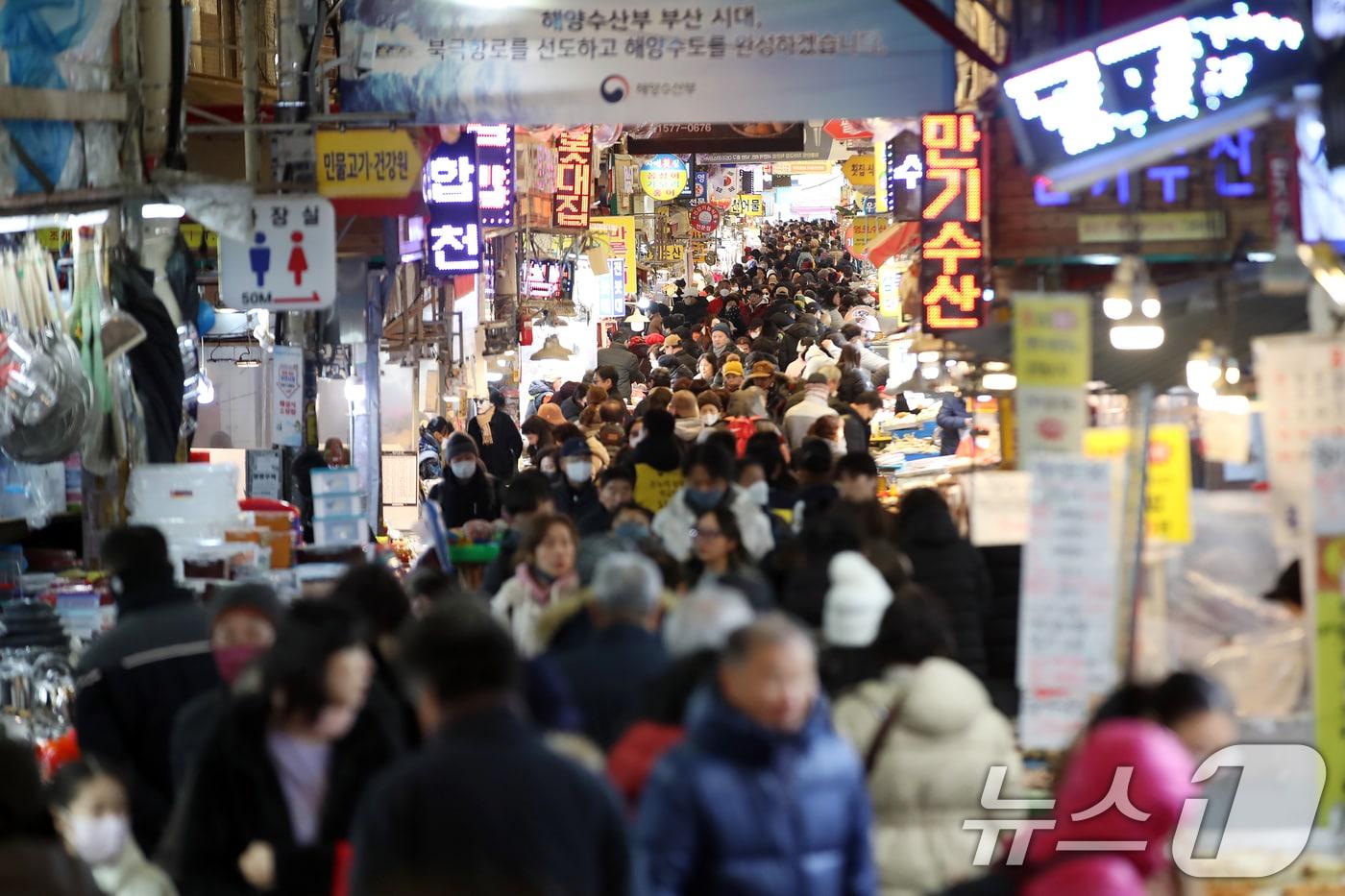 본문 이미지 - 설 연휴를 앞둔 올 2월 9일 부산 부산진구 부전시장이 명절 제수용품을 구입하려는 시민들로 북적이는 모습 2026.2.9 ⓒ 뉴스1 윤일지 기자