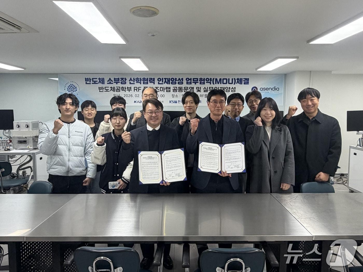본문 이미지 - 명지대학교 반도체공정진단연구소는 지난 4일 ㈜아센디아와 반도체 장비용 RF 부품 분야 석·박사 인재 양성 및 채용 추천, 공동연구사업 발굴과 추진을 위한 업무협약(MOU)을 체결했다.(명지대 제공)