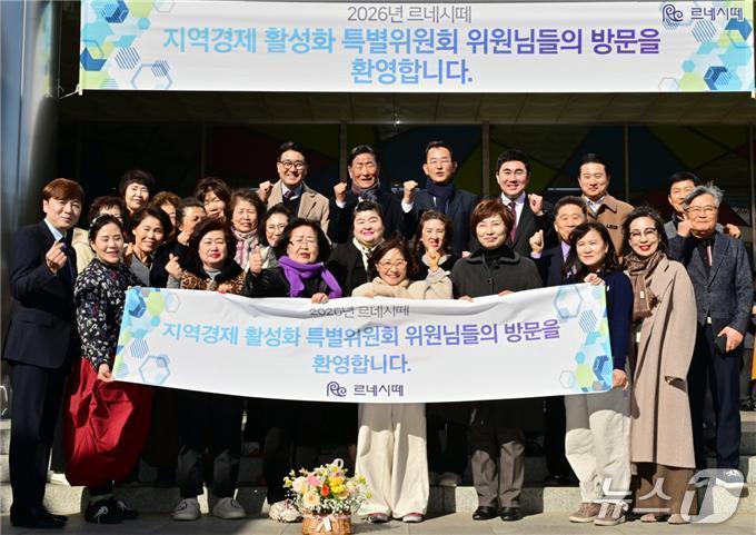 본문 이미지 - 부산시의회 지역경제특위 의원과 르네시떼 상인과 단체 기념사진 (부산시의회 제공. 재판매 및 DB금지)