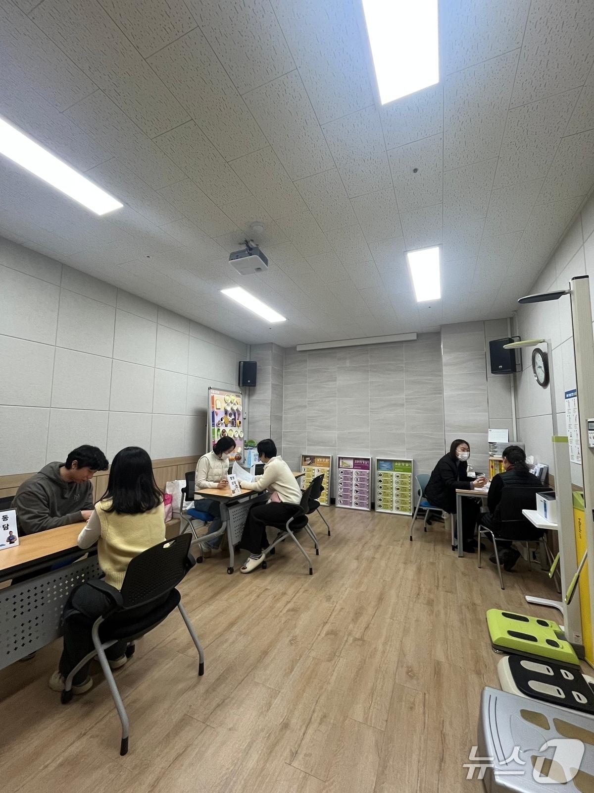 본문 이미지 - 광주시보건소에서 시민들이 건강 관련 상담을 하고 있는 모습.(광주시 제공)