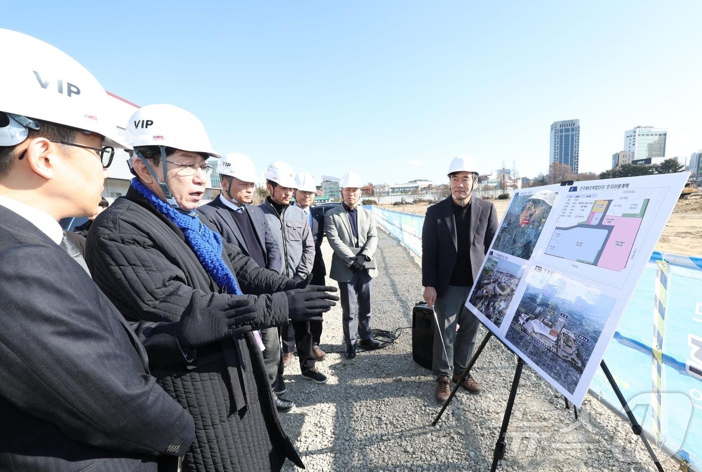 본문 이미지 - 우범기 전주시장이 9일 전북 전주시 옛 종합경기장 일원을 찾아 전주컨벤션센터 건립공사 현장점검을 하고 있다. 2026.2.9 ⓒ 뉴스1 유경석 기자