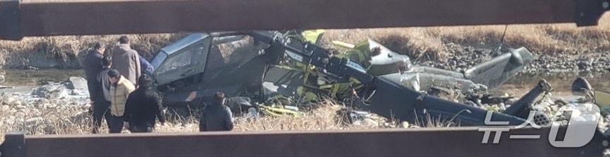 본문 이미지 - 9일 오전 11시 4분께 경기 가평군 조종면 현리 신하교 인근에 추락한 군 헬기가 반파된 모습. 이 사고로 조종사 등 탑승자 2명이 심정지 상태로 심폐소생술을 받으면서 병원에 이송됐다. (독자제공 사진). 2026.2.9/ ⓒ 뉴스1 한귀섭 기자 