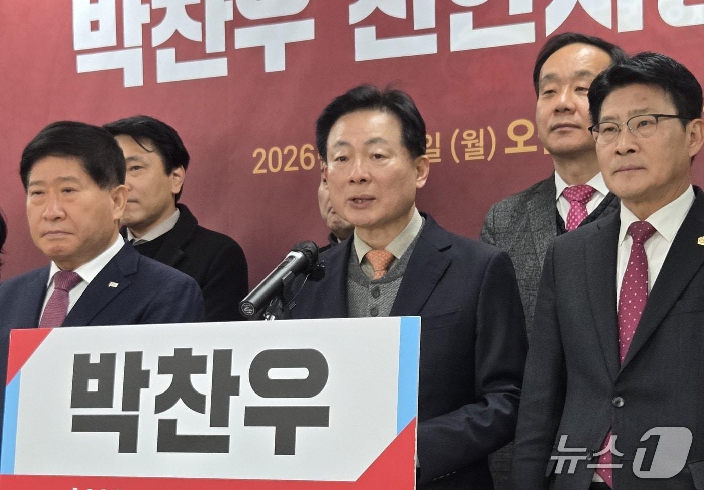 본문 이미지 - 9일 천안시청 브리핑룸에서 천안시장 출마 선언하는 박찬우 전 행정안전부 차관./뉴스1