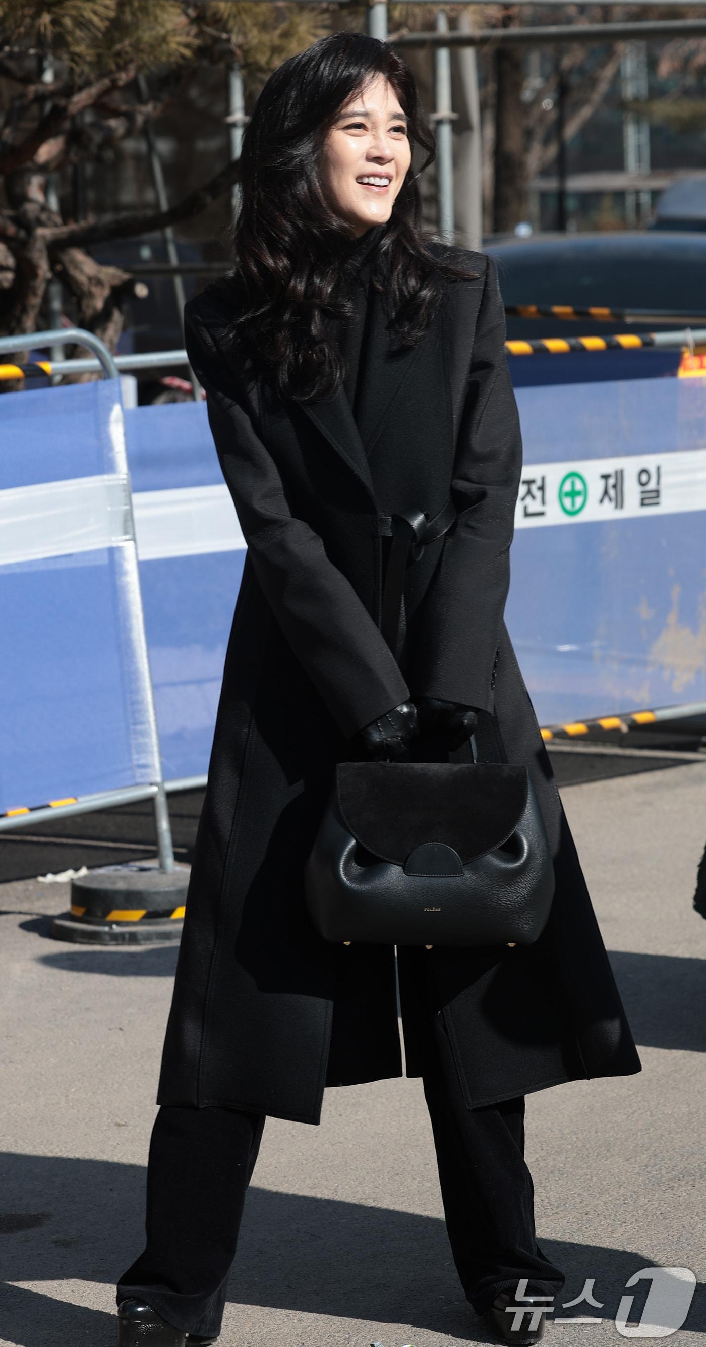 본문 이미지 - 이부진 호텔신라 사장이 9일 서울 강남구 휘문고등학교에서 열린 아들 임동현군의 졸업식에 참석해 이동하고 있다. 2026.2.9 ⓒ 뉴스1 권현진 기자