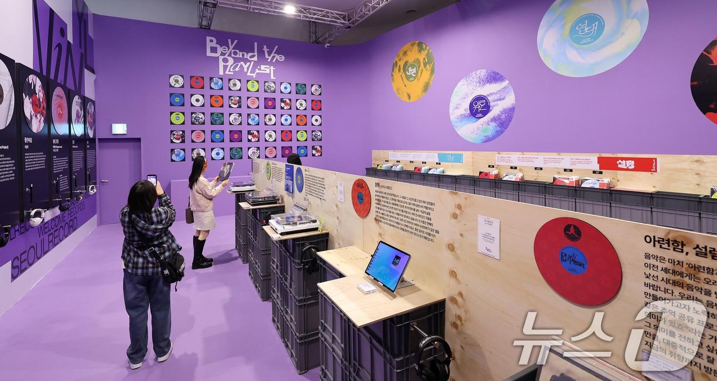 본문 이미지 - 9일 서울 중구 동대문디자인플라자(DDP) 뮤지엄 전시 2관에서 열린 캠페인형 전시 ‘울트라백화점 서울’ Vol.2에서 관람객들이 전시를 관람하고 있다. 지난 시즌의 성황에 힘입어 돌아온 이번 전시는 단순한 제품 전시를 넘어 리테일의 미래와 새로운 소비 장르를 제시한다. 이번 전시는 소비라는 행위를 자신의 다음 움직임을 만드는 연결의 도구로 사용하는 이들에게 취향 탐색의 깊이를 제공하는 여정이다. 2026.2.9 ⓒ 뉴스1 박지혜 기자