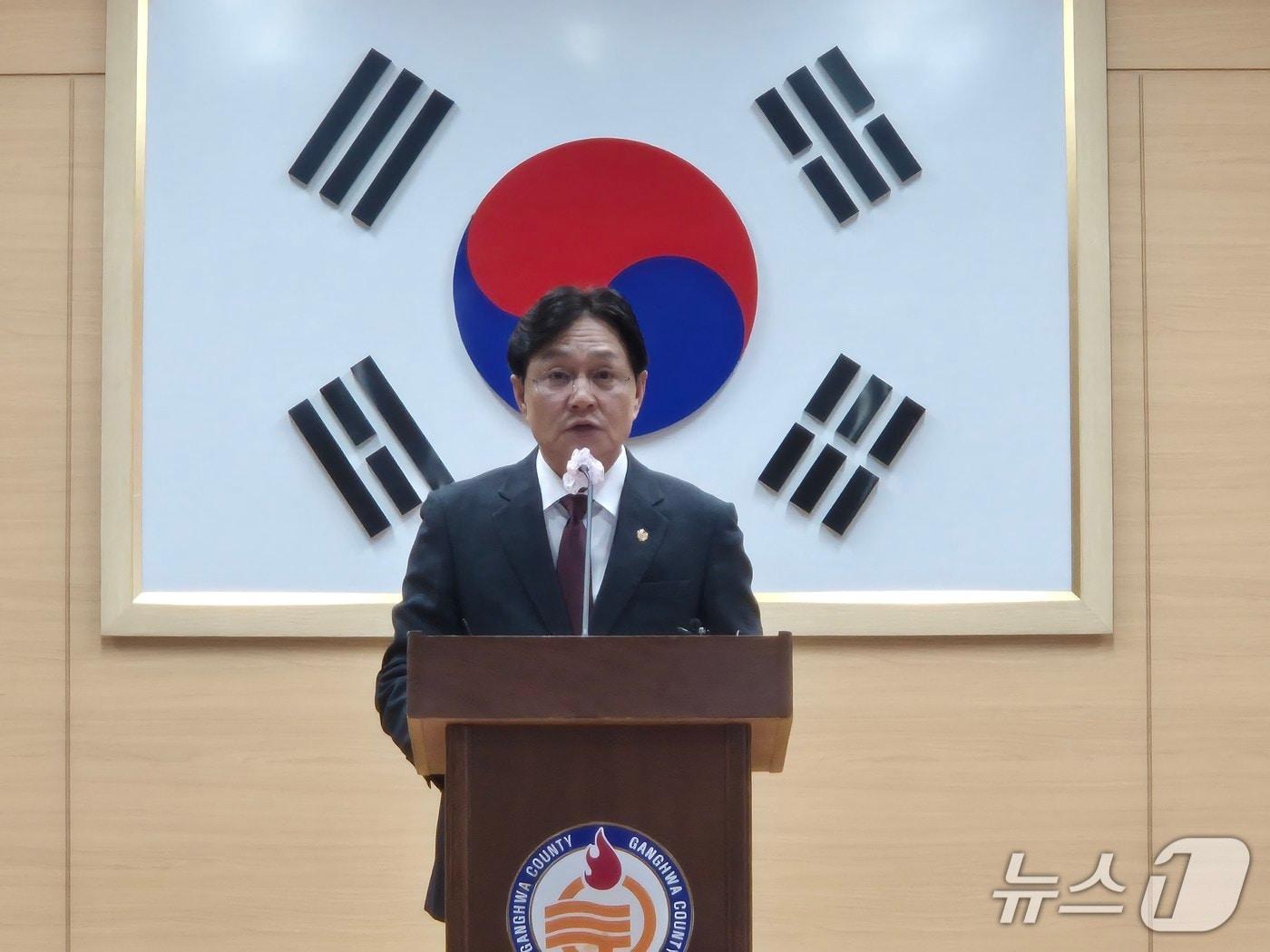 본문 이미지 - 박용철 인천 강화군수가 9일 군청 대강당에서 언론 브리핑을 진행하고 있다/뉴스1