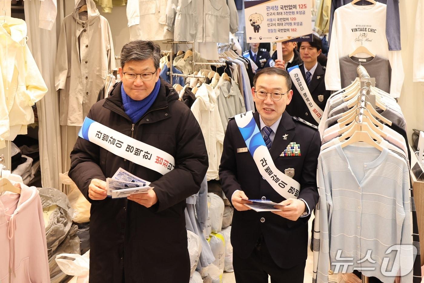 본문 이미지 - 서울 동대문 도매상가에서 '라벨 갈이 근절 캠페인'을 하고 있는 이명구 관세청장(오른쪽). (관세청 제공.재판매 및 DB금지)/뉴스1