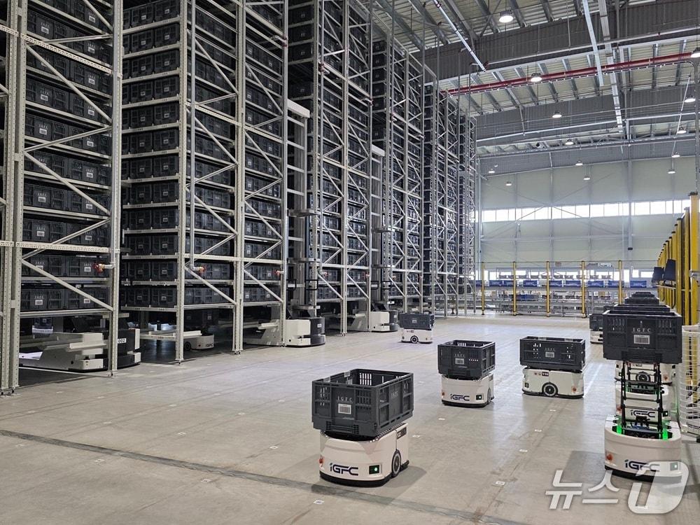 본문 이미지 - 인천항 스마트 물류센터에서 자동이송장비(AMR)를 이용해서 화물을 운반하고 있다.jpg(3.9 MB)