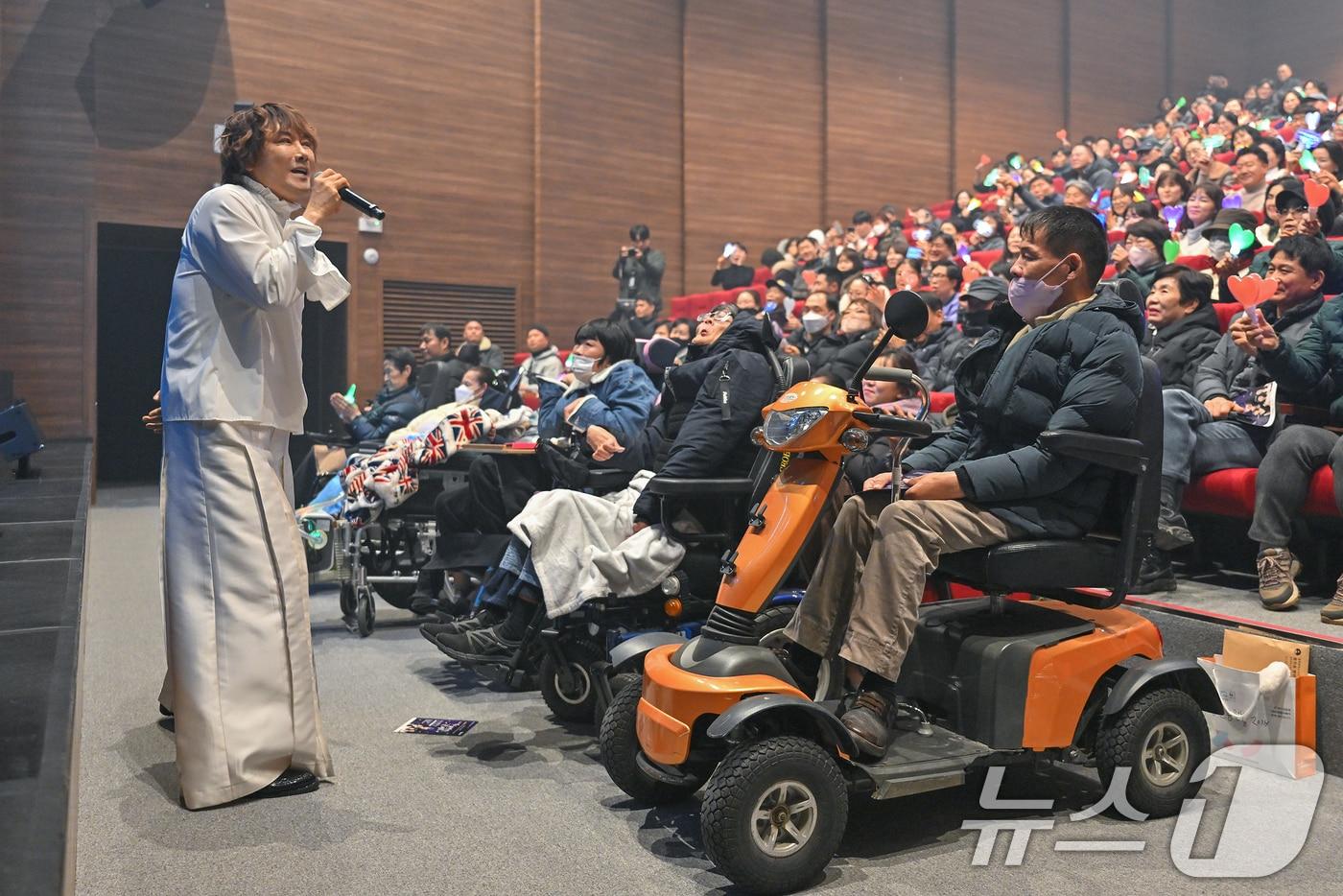 본문 이미지 - 지난 7일 광주 서빛마루문화예술회관에서 열린 김장훈의 누워서 보는 콘서트 공연 모습.(광주 서구 제공. 재판매 및 DB금지) 2026.2.9 ⓒ 뉴스1