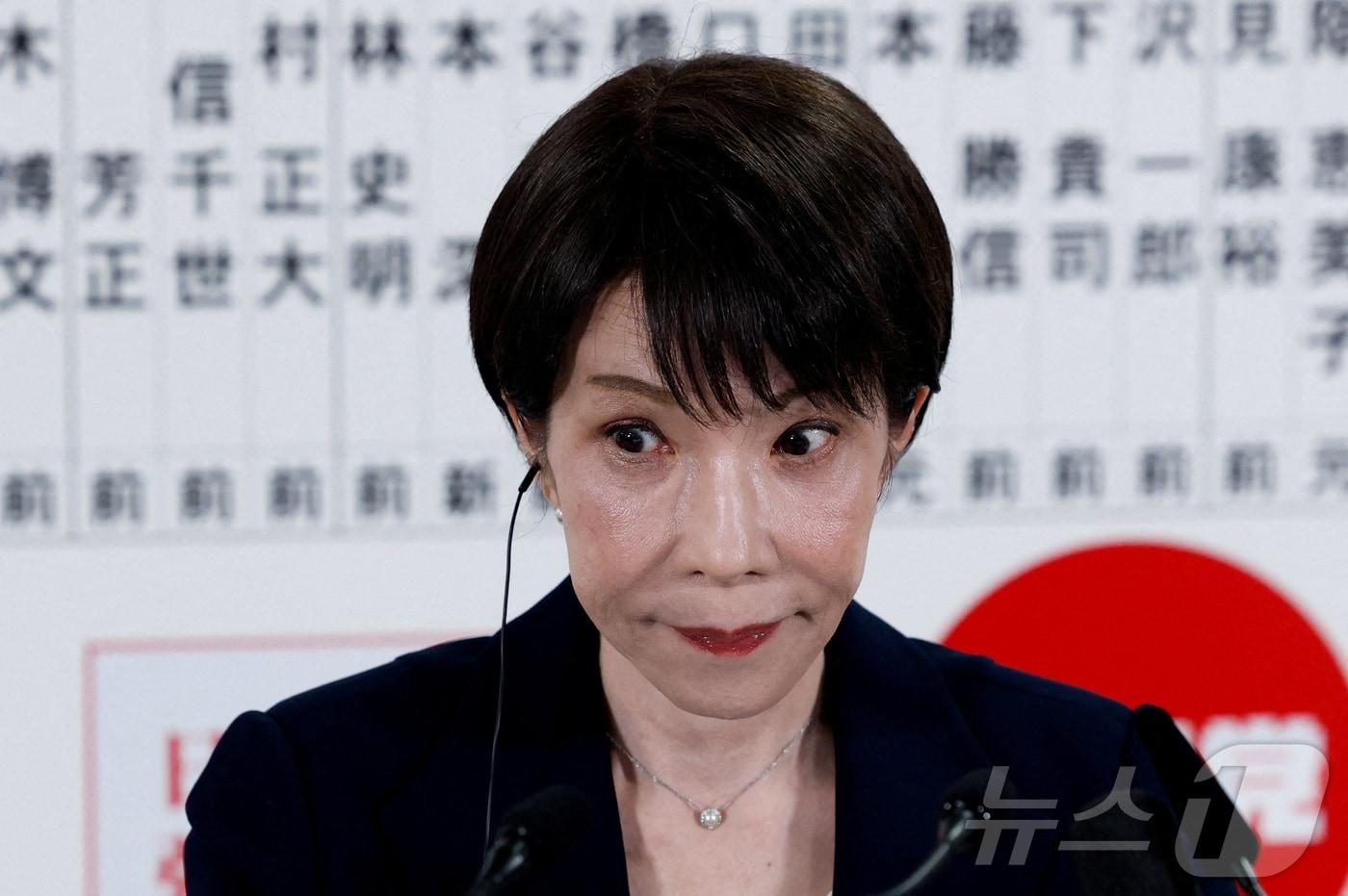 본문 이미지 - 다카이치 사나에 일본 총리가 8일 중의원(하원) 선거에서 집권 자민당이 대승을 거두자 기쁜 표정을 짓고 있다. 2026.2.8 ⓒ 로이터=뉴스1