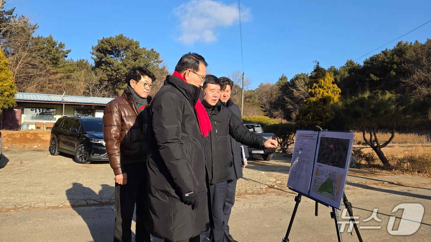 본문 이미지 - 지난 7일 이완섭 서산시장이 시민과 대화 건의사항 해결을 위해 지곡면 현장을 점검하고 있다.(서산시 제공. 재판매 및 DB금지)2026.2.9/뉴스1