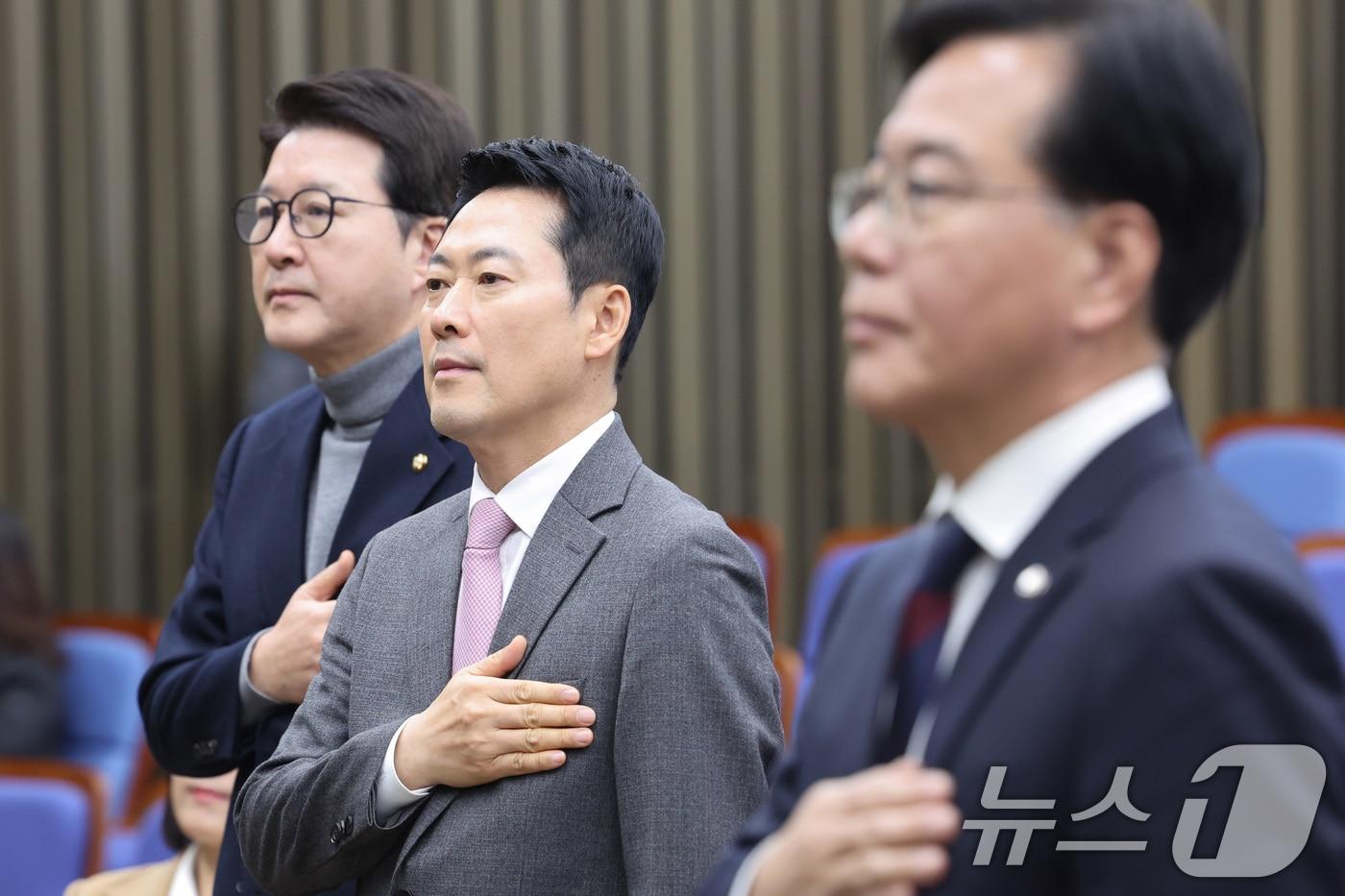 본문 이미지 - 장동혁 국민의힘 대표와 송언석 원내대표가 9일 서울 여의도 국회에서 열린 의원총회에서 국민의례를 하고 있다. 2026.2.9 ⓒ 뉴스1 신웅수 기자