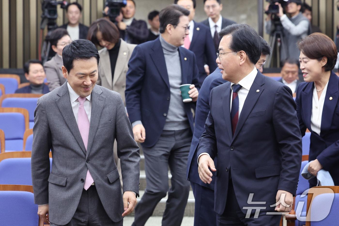 본문 이미지 - 장동혁 국민의힘 대표와 송언석 원내대표가 9일 서울 여의도 국회에서 열린 의원총회에 참석하고 있다. 2026.2.9 ⓒ 뉴스1 신웅수 기자