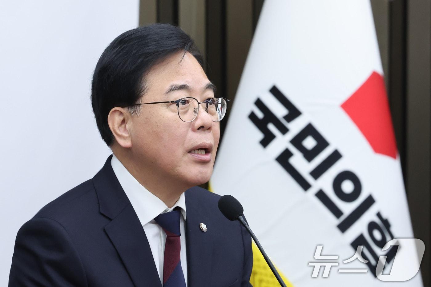 본문 이미지 - 송언석 국민의힘 원내대표가 9일 서울 여의도 국회에서 열린 의원총회에서 발언하고 있다. 2026.2.9 ⓒ 뉴스1 신웅수 기자