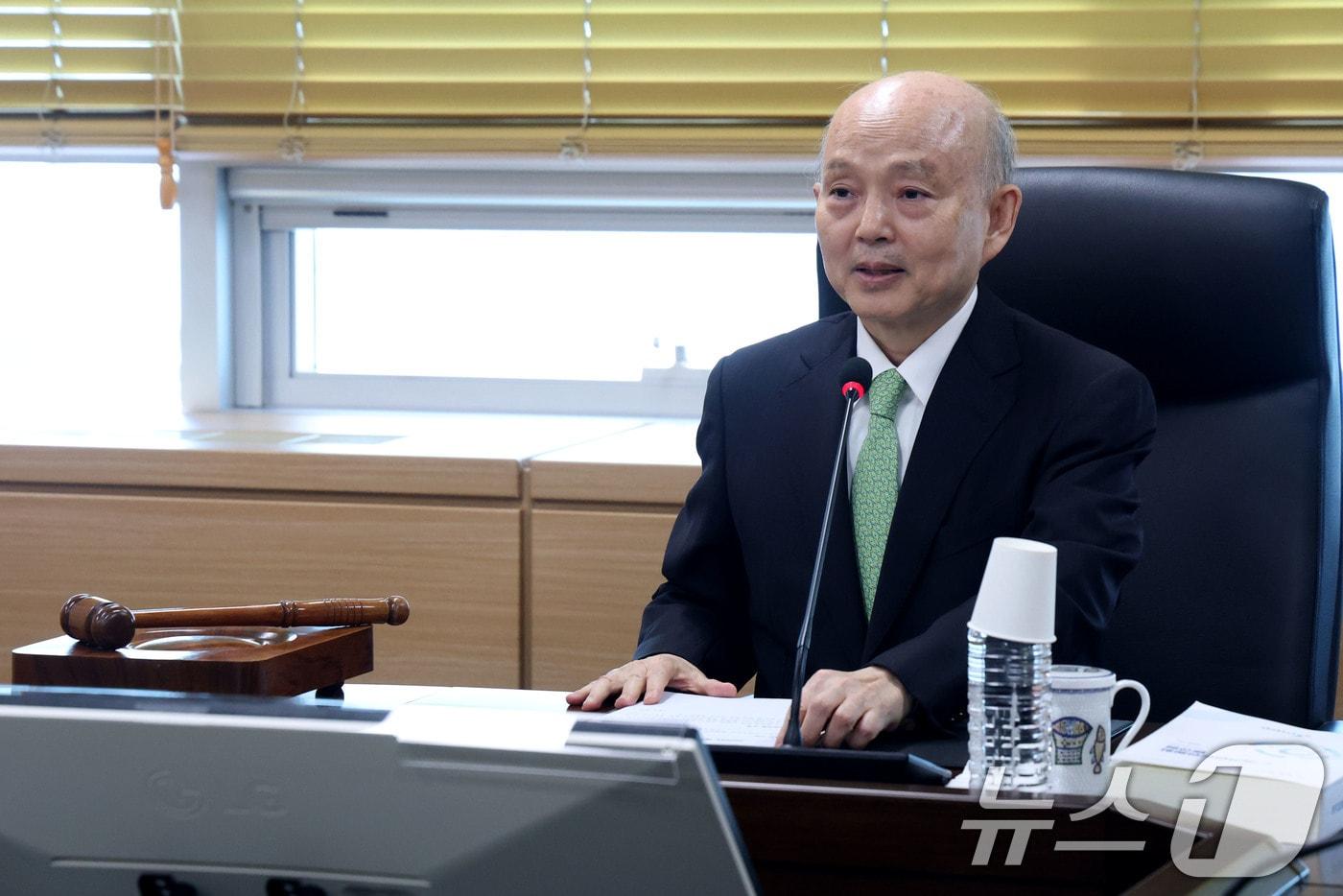 본문 이미지 - 안창호 국가인권위원장이 9일 오후 서울 중구 국가인권위원회에서 열린 제3차 상임위원회 회의를 주재하고 있다. 2026.2.9 ⓒ 뉴스1 이광호 기자