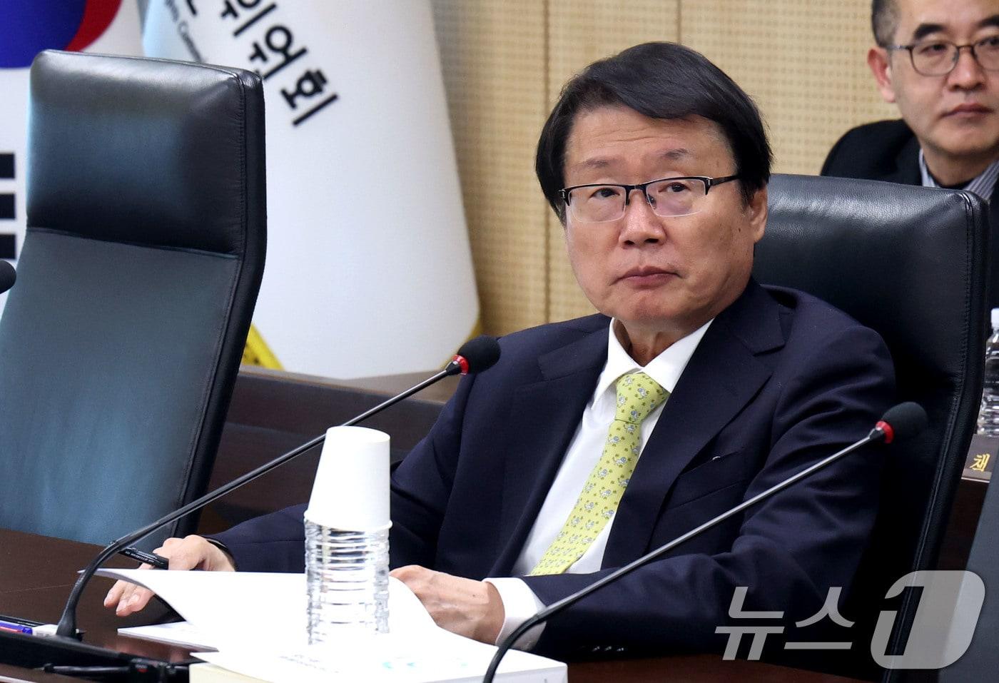 본문 이미지 - 9일 오후 서울 중구 국가인권위원회에서 열린 제3차 상임위원회 회의에 오영근 상임위원이 참석해 있다. 2026.2.9 ⓒ 뉴스1 이광호 기자