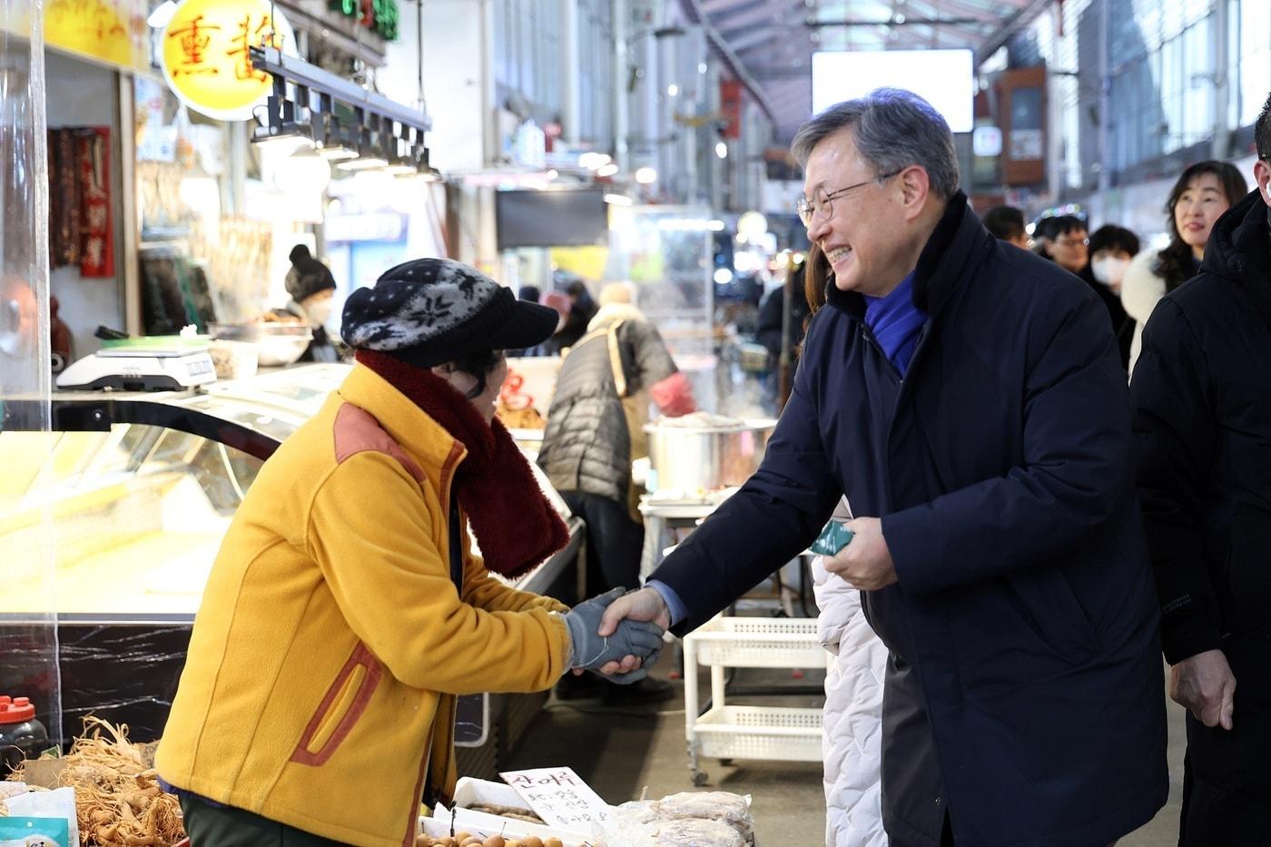 본문 이미지 - 장인홍 구로구청장이  설을 앞두고 관내 전통시장을 방문해 시장 상인들과 인사를 나누며 애로사항 등을 듣고 있다.